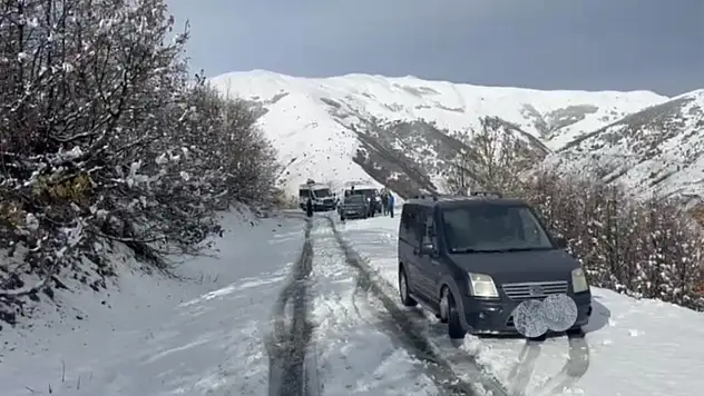 14 köy yolu kapandı, 4 araç mahsur kaldı