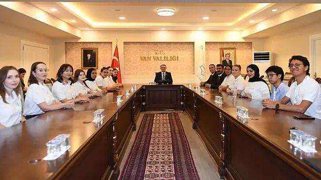 14 Ülkeden gelen öğrencilerden Vali Balcı'ya ziyaret