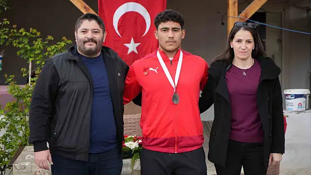 17 yaşında güreşte Edirne'nin gururu oldu