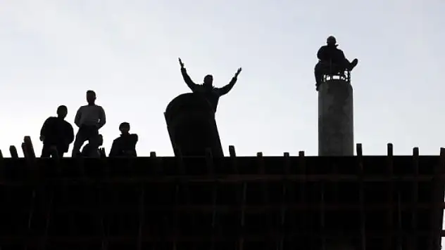 Paralarını alamayan işçiler inşaatı söktü