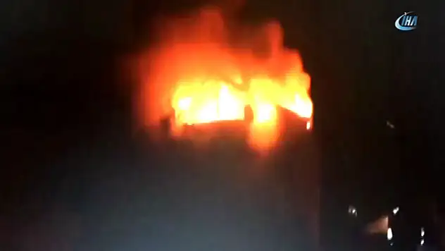 Evde çıkan Çangında önce oğlunu attı sonra kendi atladı