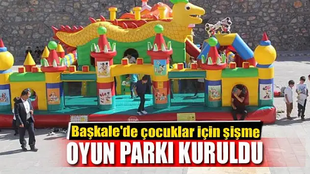 Başkale'de çocuklar için şişme oyun parkı kuruldu