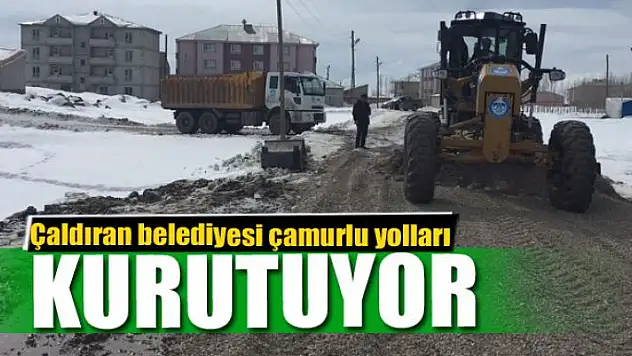 Çaldıran Belediyesi çamurlu yolları kurutuyor