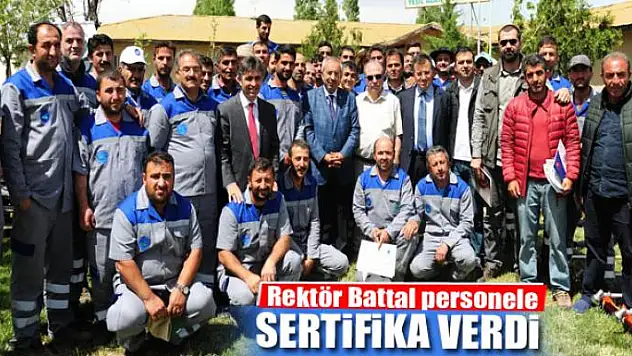 Rektör Battal'dan personele sertifika