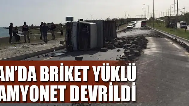 Van'da briket yüklü kamyonet devrildi
