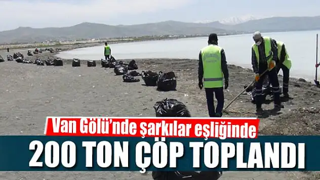 Van Gölü'nde şarkılar eşliğinde 200 ton çöp toplandı