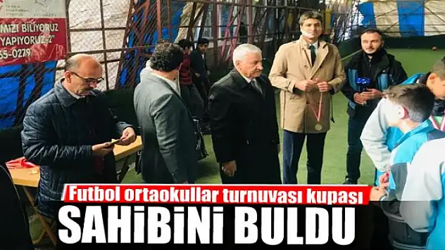 Futbol ortaokullar turnuvası kupası sahibini buldu