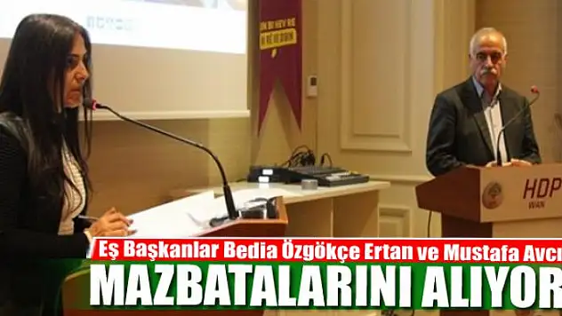 Eş Başkanlar Bedia Özgökçe Ertan ve Mustafa Avcı mazbatalarını alıyor