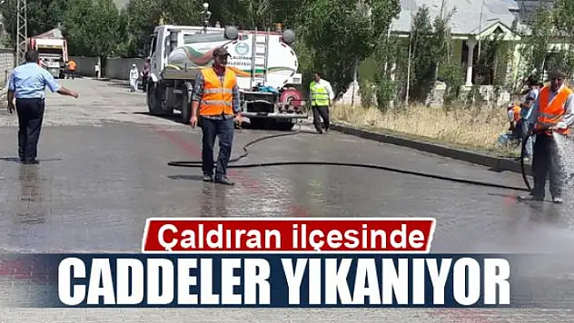 Çaldıran'da yol yıkama çalışması