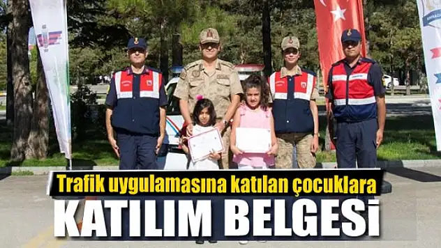 Trafik uygulamasına katılan çocuklara katılım belgesi