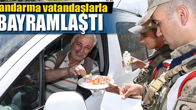 Jandarma vatandaşlarla bayramlaştı