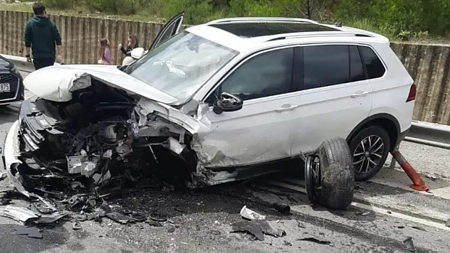 2 Araç birbirine girdi: 1 ölü, 7 yaralı