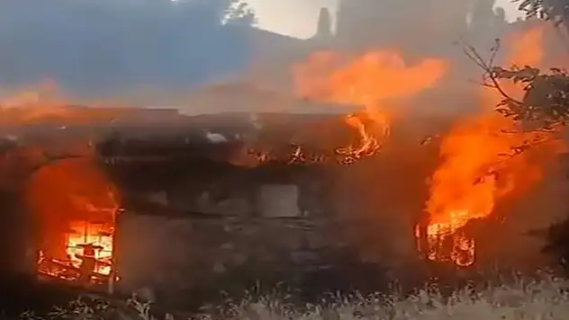 2 katlı evde çıkan yangın korkuttu