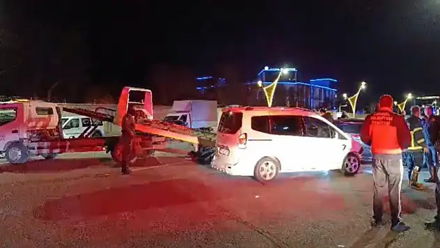 2 Otomobil çarpıştı: 4 yaralı