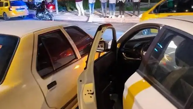 2 otomobil kafa kafaya çarpıştı: 2 yaralı