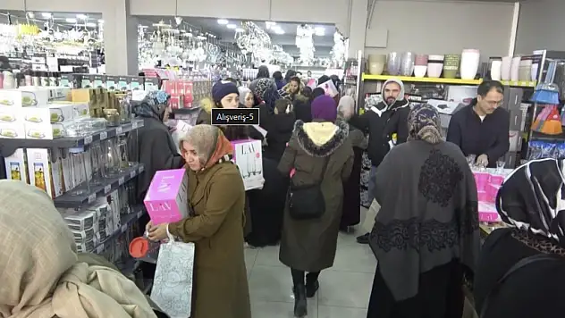 20 liraya paspas, 50 liraya tencere almak için saatlerce sıra beklediler