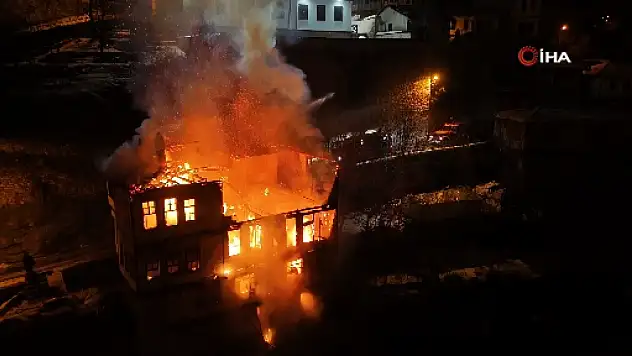 200 yıllık tarihi konak alevlere teslim oldu