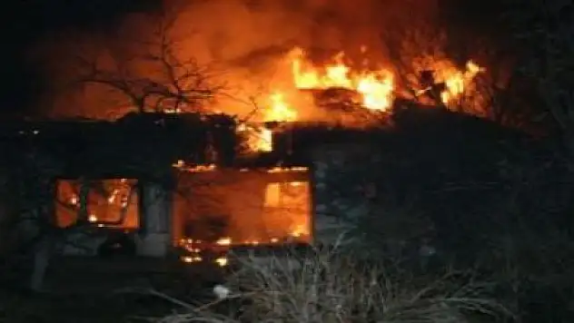 YANGIN ÇIKTI  3 EV KÜL OLDU