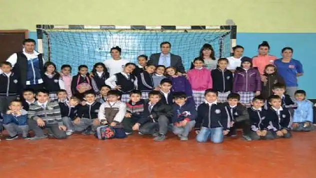 Öğrencilerden hentbol takıma destek