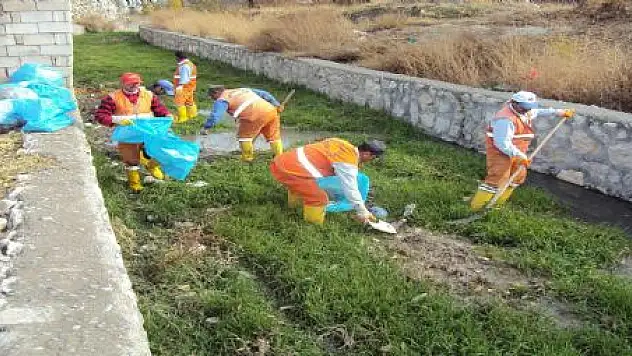 BELEDİYE'DEN DERE TEMİZLİĞİ