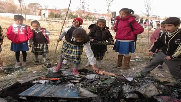 OKUL YAKANLARA ÖĞRENCİLERDEN TEPKİ