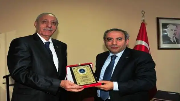 BATTAL'DAN ÖZGÖKÇE'YE PLAKET