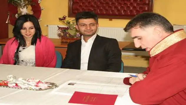 Van'da 50 çift  12.12.2012'de 12  şahitle evlendi