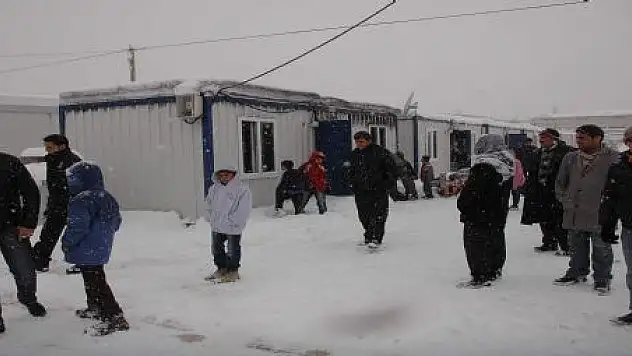 Depremzede  konteynırında yangını  korkuttu