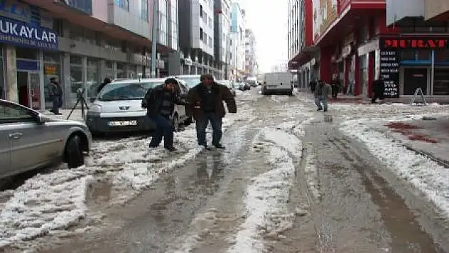 VATANDAŞ KARŞIDAN KARŞIYA GEÇEMİYOR