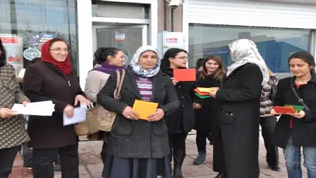 TUTUKLU KADINLARA YENİ YIL KARTI