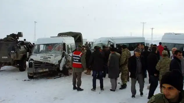 MİNİBÜSLER KAFA KAFAYA ÇARPIŞTI: 18 YARALI
