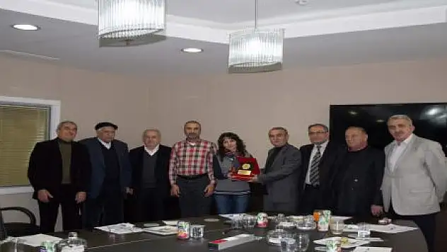 EMEKLİYE AYRILAN İLK PERSONELE PLAKET