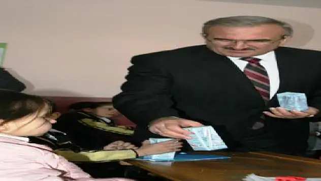 KARALOĞLU ÖĞRENCİLERE SÜT DAĞITTI