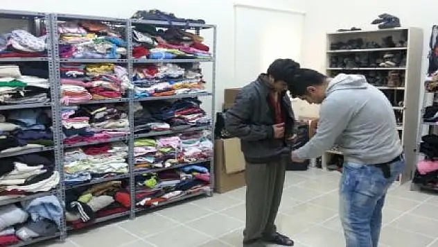 MÜLTECİLERE GİYİM YARDIMI