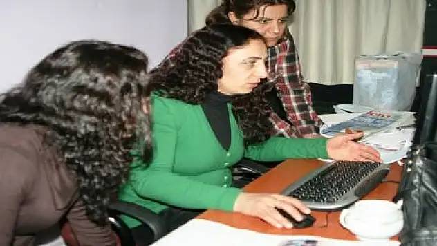 KADINLAR VAN'DA GAZETE BASTI