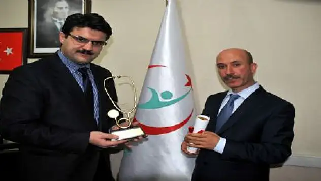 YILIN DOKTOR ÖDÜLÜ TUNCER'E