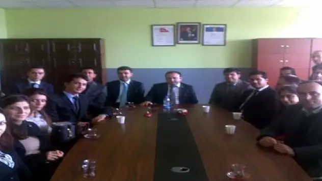 COŞKUN'DAN KUNDAKLANAN OKULA ZİYARET