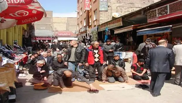 YER KALMAYINCA NAMAZI YOLDA KILDILAR