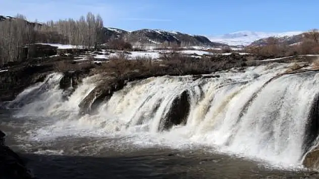 MURADİYE ŞELALESİ'NİN İKİ FARKLI YÜZÜ