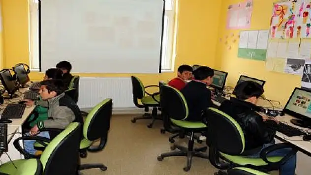 ÖĞRENCİLER BİLGİSAYARLA BULUŞTU