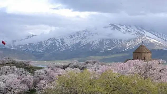 AKDAMAR ADASI BEYAZA BÜRÜNDÜ