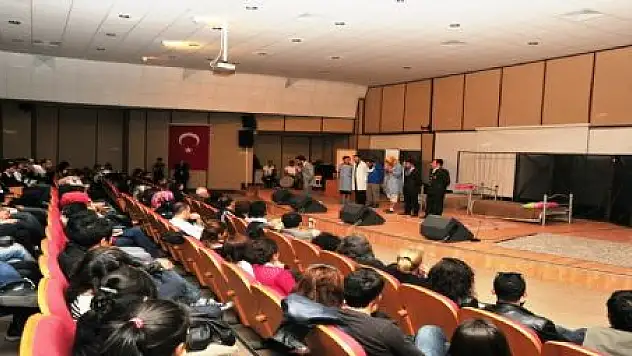 YYÜ'LÜ ÖĞRENCİLERDEN TİYATRO OYUNU