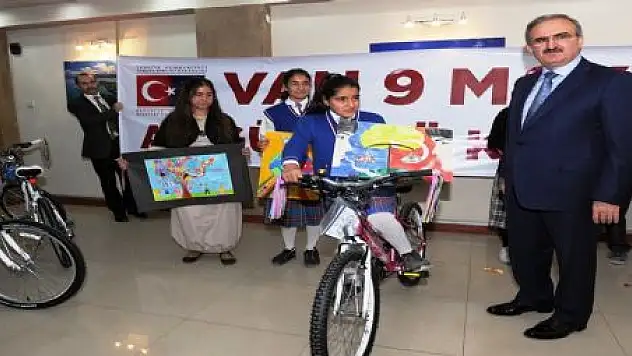 KARALOĞLU'NDAN ÖĞRENCİLERE HEDİYE