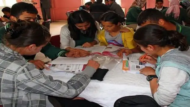 GÖNÜL ELÇİSİ ÖĞRENCİLERDEN ÖZEL DERS