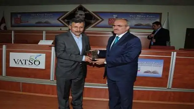 KÜRT EDEBİYATÇI VAN'DA KONFERANS VERDİ