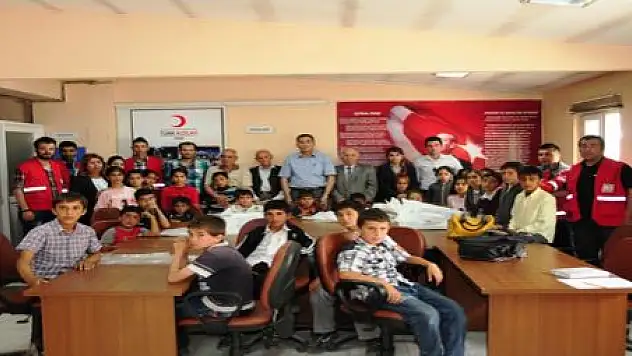 KIZILAY DERNEĞİNDEN ÖĞRENCİLERE YARDIM