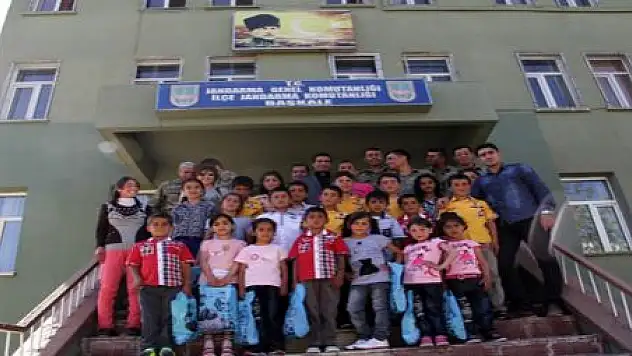 ÖĞRENCİLER JANDARMA KARAKOLUNDA