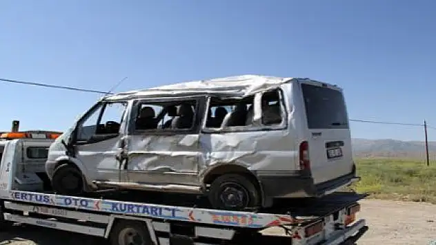 MİNİBÜS TAKLA ATTI: 10 YARALI