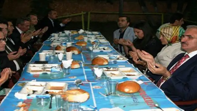 KARALOĞLU İLK İFTARINI ÇADIRDA AÇTI