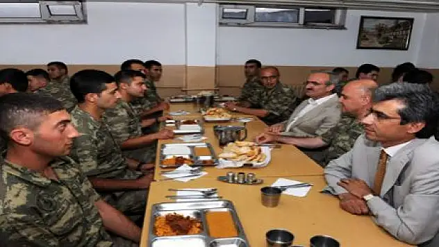 KARALOĞLU, İFTARINI MEHMETÇİKLE YAPTI